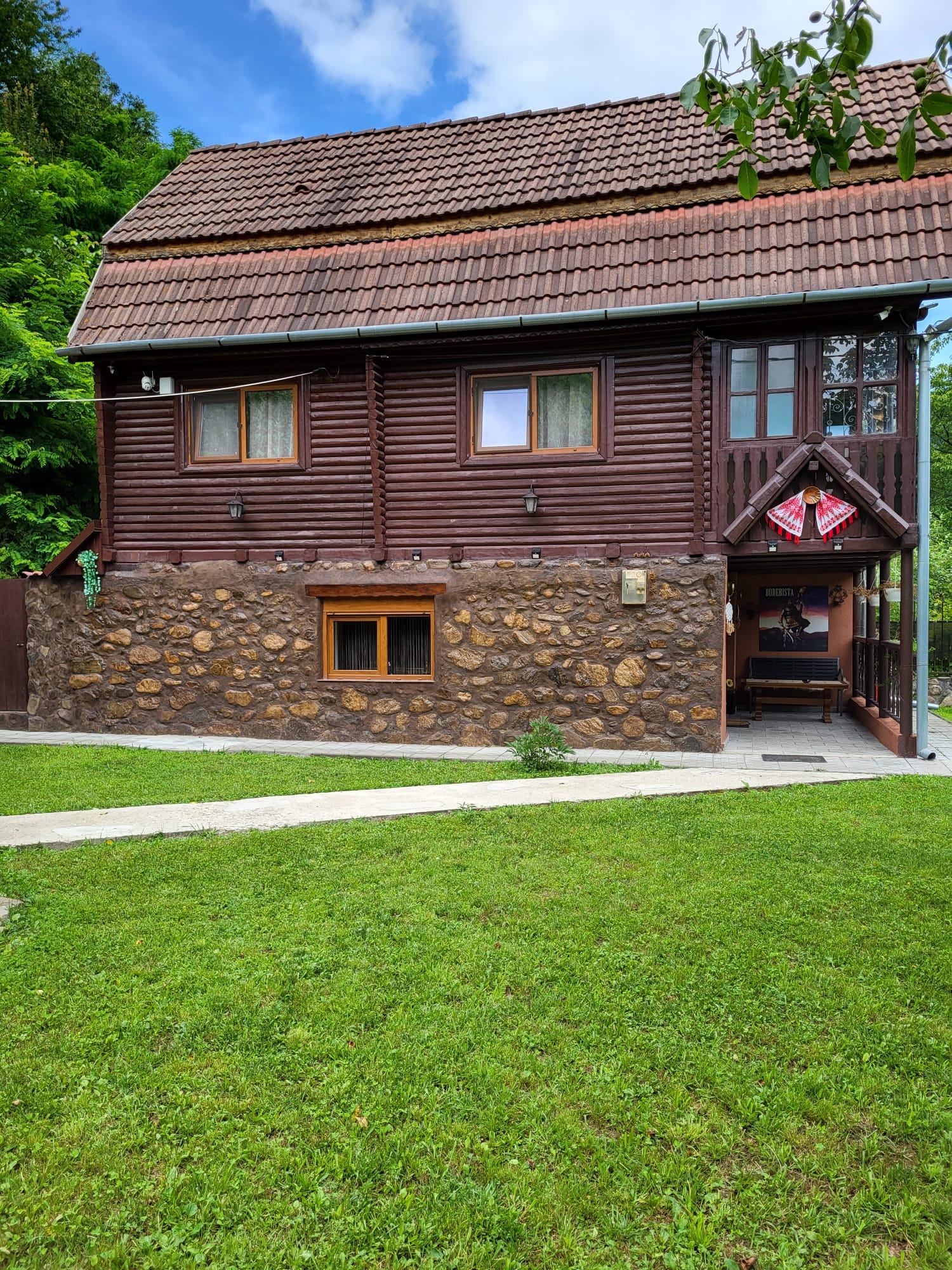 Cabana și curtea